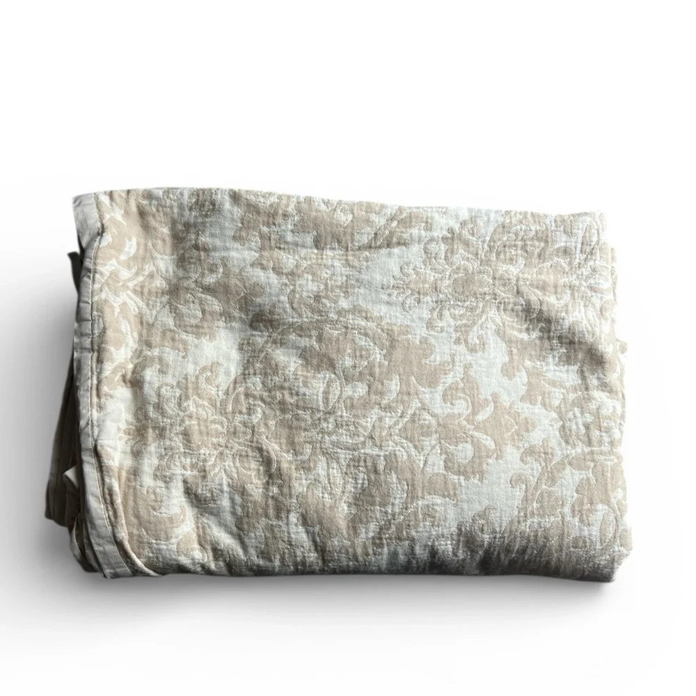 Pottery Barn Jacquard Medallion duvet cover in an ivory and flax pattern 102x89